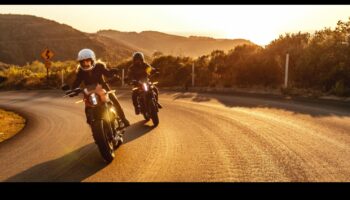 Κυνηγώντας τον Ήλιο: Αγκαλιάζοντας την ελευθερία των περιηγήσεων με μοτοσικλέτα μεγάλων αποστάσεων