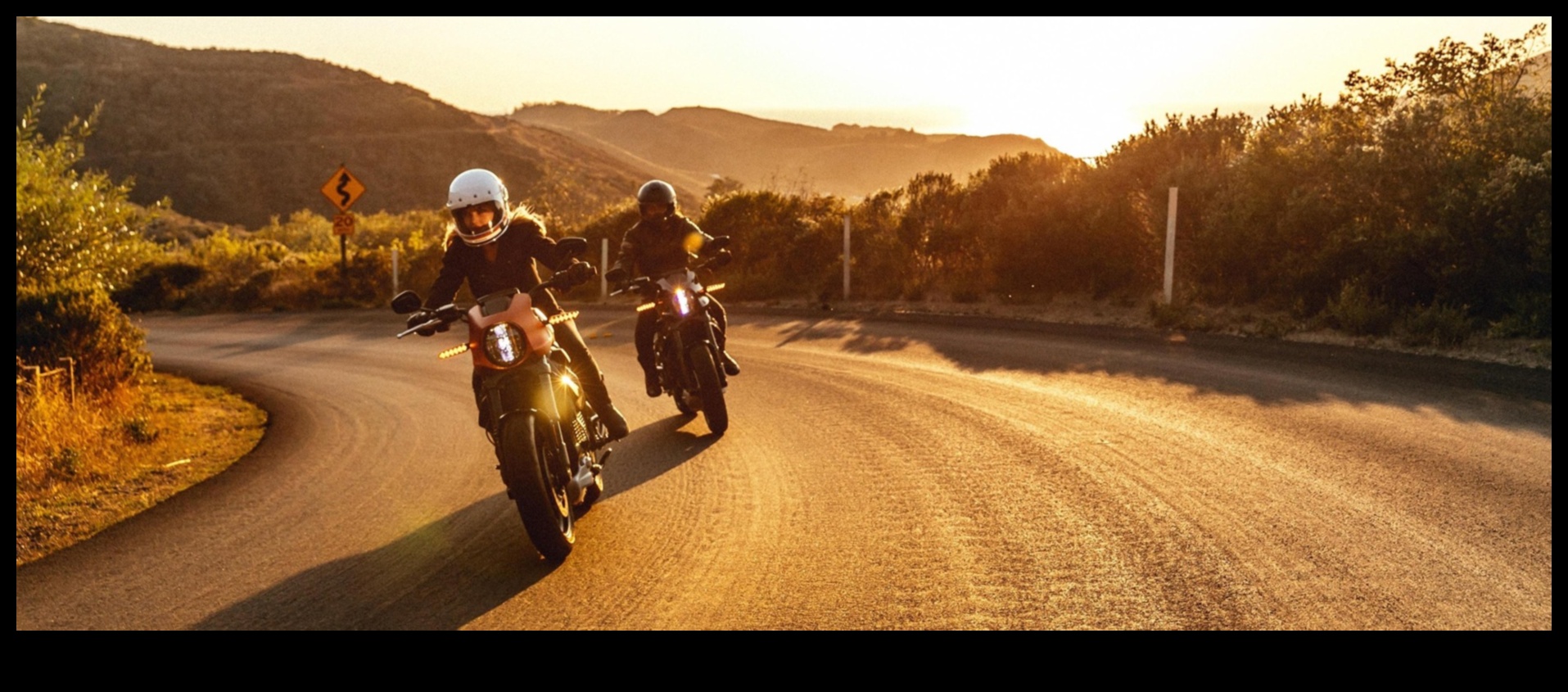 Κυνηγώντας τον Ήλιο: Αγκαλιάζοντας την ελευθερία των περιηγήσεων με μοτοσικλέτα μεγάλων αποστάσεων